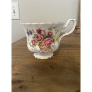 VINTAGE ROYAL ALBERT BASKET OF PINK ROSES TEA CUP 3”T